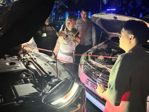 Warga Lapor Call Center 110, Pamapta Polres Tanggamus Bersama Tim TP3 Bantu Tarik Mobil Mogok di Kota Agung
