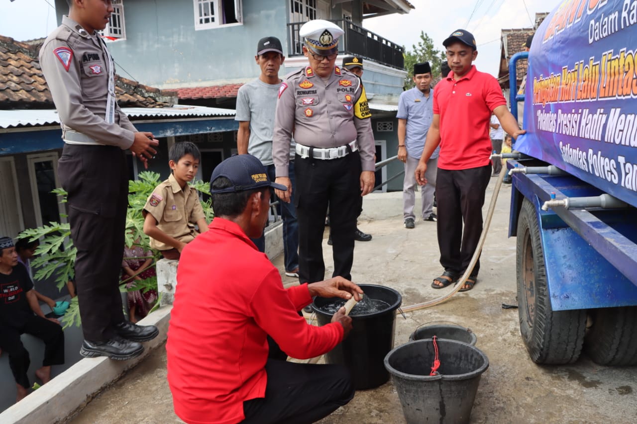 Peringati HUT ke 69 Lalu Lintas Bhayangkara, Sat Lantas Polres Tanggamus Gelar Bansos Air Bersih di Talang Padang